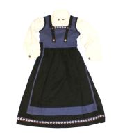 Sett med kjole,bluse og forkle. Materiale: 65% ull, 35% viscose.